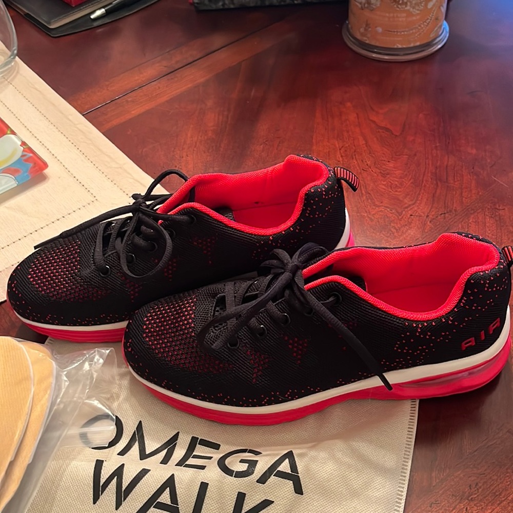Omega Walk size41 /9.5 women’s sneaker
